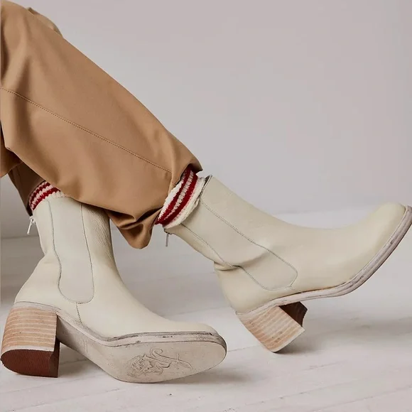 New in box Free People Chelsea Boots in Chalk - Picture 1 of 5
